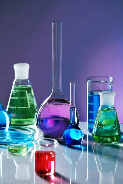 Laboratorium glas met kleurrijke vloeistof. — Stockfoto