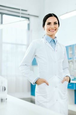 Laboratuvar bilim adamı. Erkek Doktor iş başında