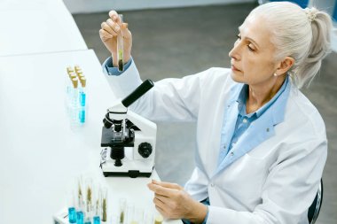 Tarım laboratuvar tesisi olan bilim adamı