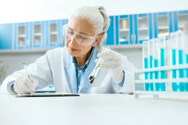 Bilimsel Laboratuarı tesisi olan bilim adamı