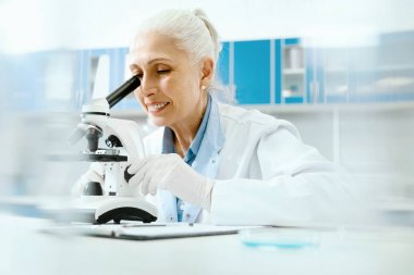 Klinik test erkek bilim adamı laboratuvarda çalışan.