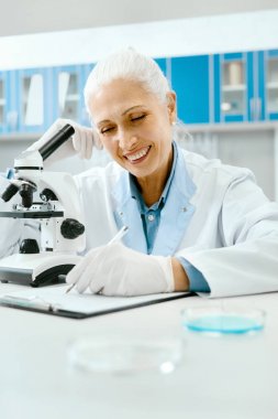 Bilimsel Laboratuarı. Laboratuarda çalışan bilim adamı