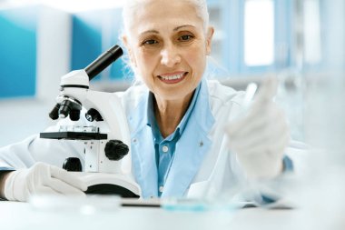 Bilimsel Laboratuarı. Laboratuarda çalışan bilim adamı