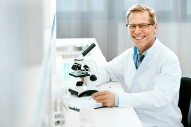 Laboratuvar. İşyerinde çalışan erkek bilim adamı.