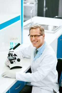 Laboratuvar. İşyerinde çalışan erkek bilim adamı.