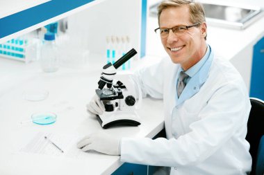 Laboratuvar. İşyerinde çalışan erkek bilim adamı.