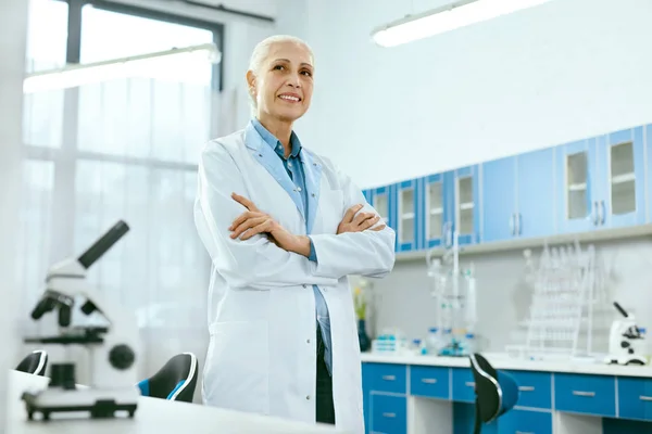 Scientifique en laboratoire. Travailleur médical féminin sur le lieu de travail — Photo