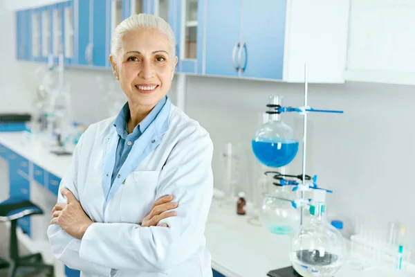 Laboratuvar bilim adamı. İşyerinde kadın tıp işçi — Stok fotoğraf