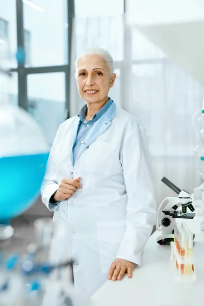Laboratuvar bilim adamı. İşyerinde kadın tıp işçi — Stok fotoğraf