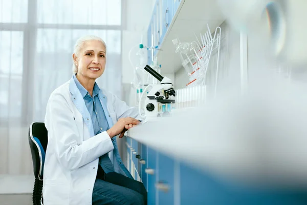 Laboratóriumi. Női tudós könnyű laboratórium. — Stock Fotó