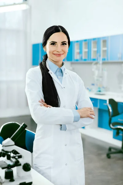 Científico en el laboratorio. Médico femenino en el trabajo —  Fotos de Stock