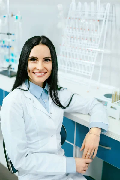 Scientifique en laboratoire. Médecin féminin au travail — Photo