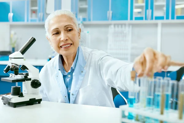 Wetenschappelijk laboratorium. Werken In het Lab wetenschapper — Stockfoto