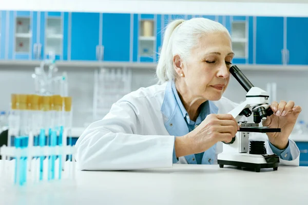 Laboratorium. Vrouwelijke wetenschapper analyseren, op zoek In Microscoop — Stockfoto