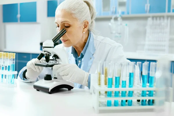 Laboratoriumonderzoek. Vrouw op zoek via Microscoop. — Stockfoto