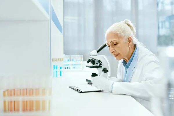 Klinik test erkek bilim adamı laboratuvarda çalışan. — Stok fotoğraf