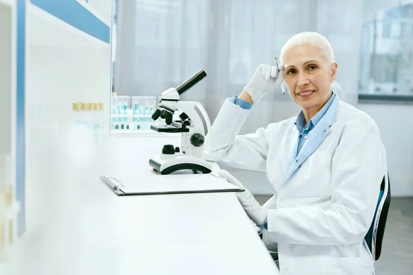 Klinikai teszt női tudós laboratóriumban. — Stock Fotó