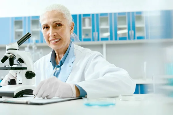 Laboratorium. Vrouwelijke wetenschapper werken In lichte laboratorium. — Stockfoto