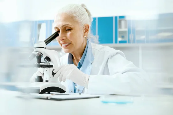 Klinische test vrouwelijke wetenschapper werken In laboratorium. — Stockfoto