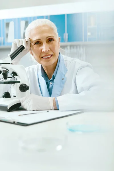Laboratorium. Vrouwelijke wetenschapper werken In lichte laboratorium. — Stockfoto