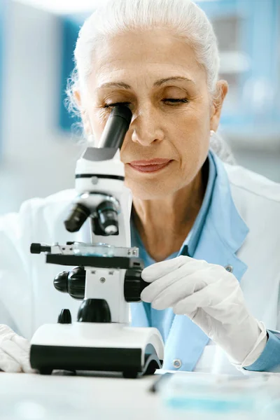 Laboratorium. Vrouwelijke wetenschapper analyseren, op zoek In Microscoop — Stockfoto