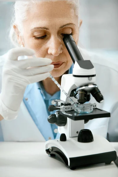 Laboratorium. Vrouwelijke wetenschapper analyseren, op zoek In Microscoop — Stockfoto