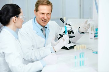 Bilim adamları laboratuarda. İş yerinde tıbbi işçi