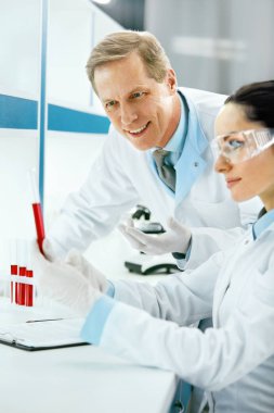 Laboratuar araştırmaları. Bilim adamları kan analiz yapıyor