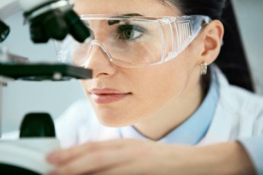 Tıbbi analiz. Laboratuvar test yapıyor kadın bilim adamı