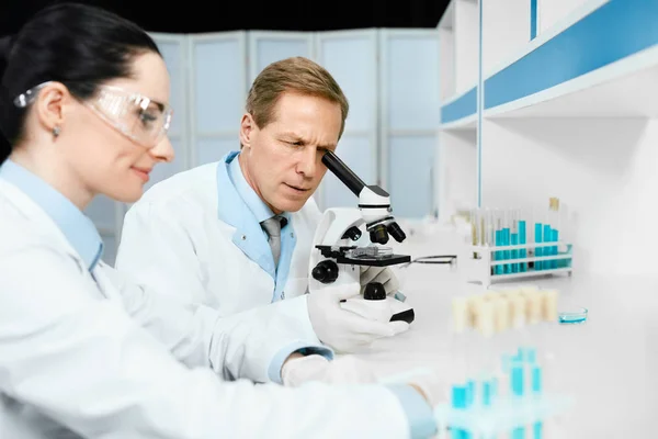 Wetenschappers In laboratorium. Medische werknemers op het werk — Stockfoto