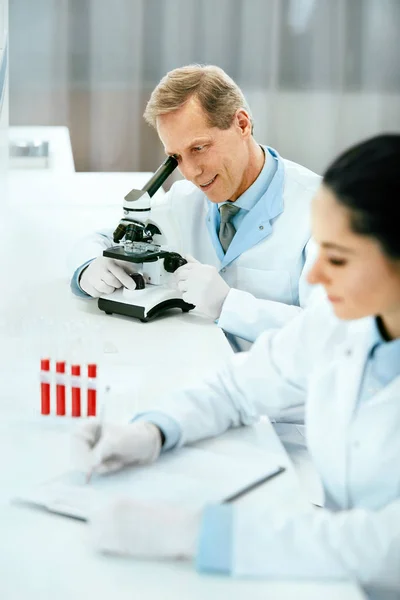 Laboratuar araştırmaları. Bilim adamları kan analiz yapıyor — Stok fotoğraf