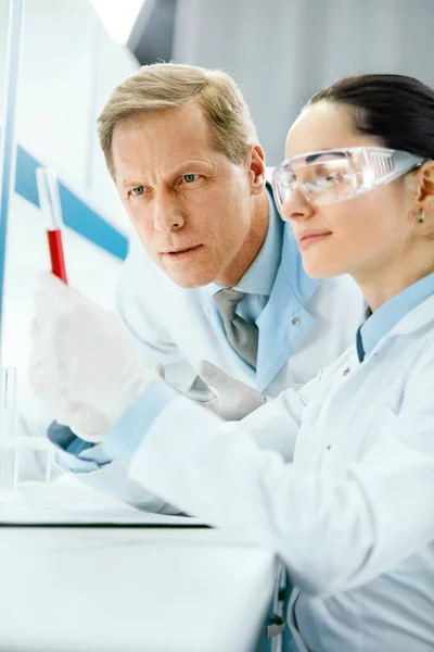 Laboratoriumonderzoek. Wetenschappers doen bloedwaarden — Stockfoto