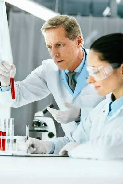 Laboratuar araştırmaları. Bilim adamları kan analiz yapıyor — Stok fotoğraf