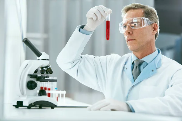 Laboratorium test mannelijke arts bloedmonster analyseren — Stockfoto