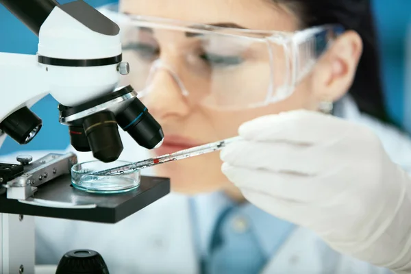 Tıbbi analiz. Laboratuvar test yapıyor kadın bilim adamı — Stok fotoğraf