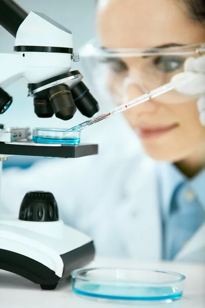 Medische analyse. Vrouwelijke wetenschapper doe Test In laboratorium — Stockfoto