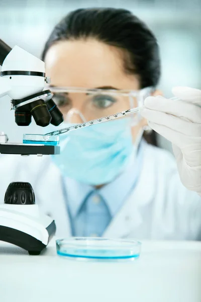 Medische analyse. Vrouwelijke wetenschapper doe Test In laboratorium — Stockfoto