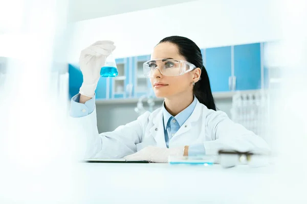 Laboratoire scientifique. Scientifique féminine avec verre de laboratoire . — Photo