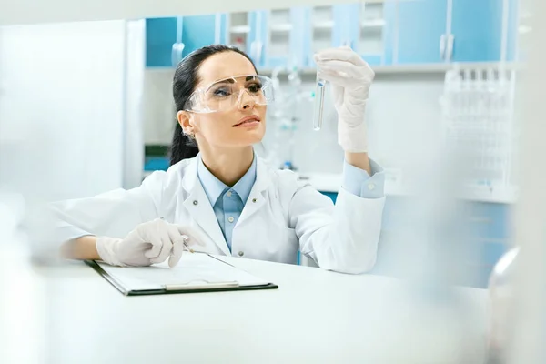 Laboratoire scientifique. Scientifique féminine avec verre de laboratoire . — Photo