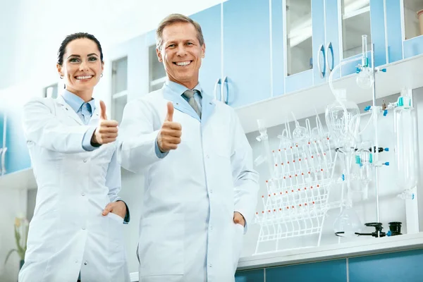 Científicos en el laboratorio. Trabajadores médicos en el trabajo — Foto de Stock