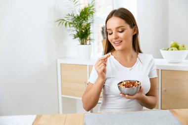 Gülümseyen kadın fındık mutfakta yemek