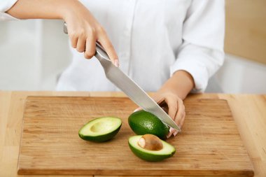 Diyet. Avokado mutfakta kesme eller.