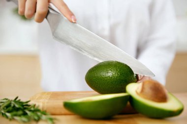 Diyet. Avokado mutfakta kesme eller.