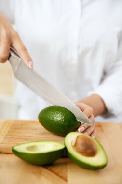 Diyet. Avokado mutfakta kesme eller.
