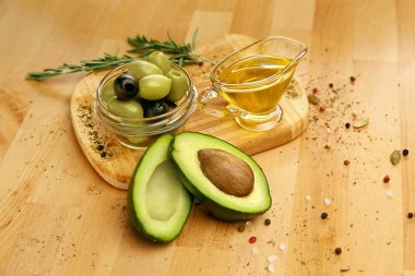 Gıda katkı maddeleri. Zeytin yağı ile zeytin ve avokado masada