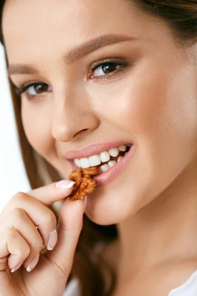 Primer plano de mujer comiendo tuerca . —  Fotos de Stock