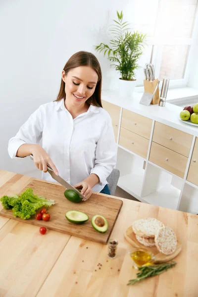 Nutrição. Mulher cozinhar alimentos saudáveis na cozinha . — Fotografia de Stock