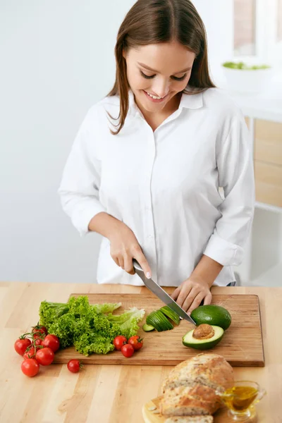 건강 한 다이어트입니다. 요리 음식, 샐러드 야채를 절단 하는 여자 — 스톡 사진