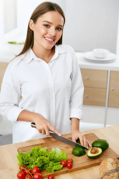 Dieta Saudável. Mulher cozinhando alimentos, corte de legumes para salada — Fotografia de Stock