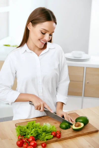 Dieta Saudável. Mulher cozinhando alimentos, corte de legumes para salada — Fotografia de Stock